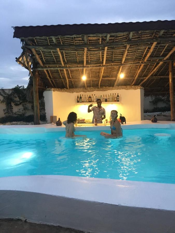 Mawimbi Hotell *